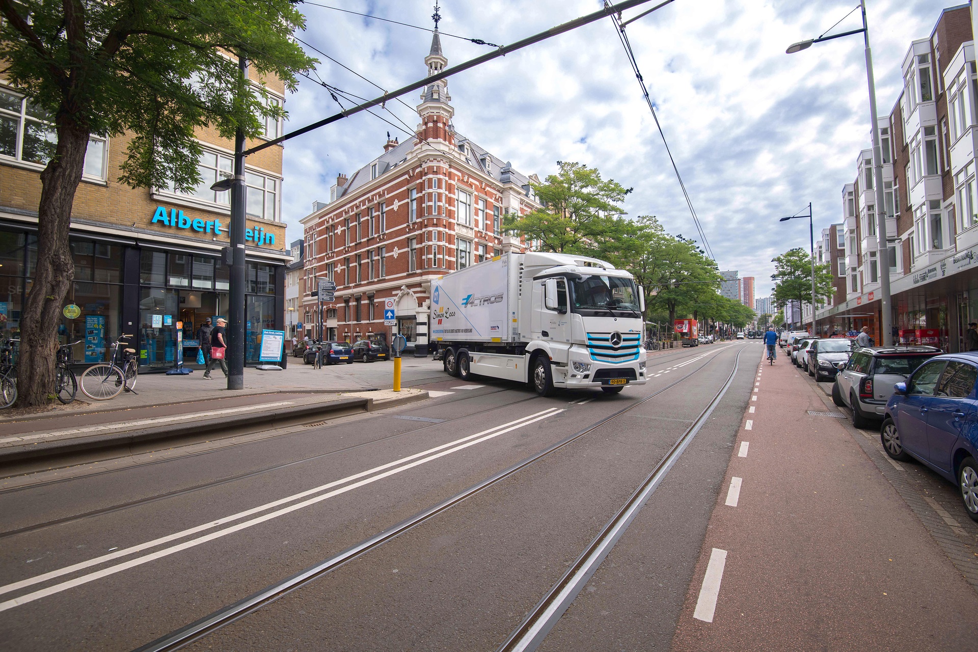 Starting signal for second test phase with further customers: Mercedes-Benz eActros electrifies Rotterdam and The Hague with logistics service provider Simon Loos