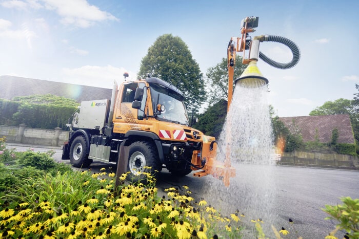 Unimog hilft beim Durst löschen