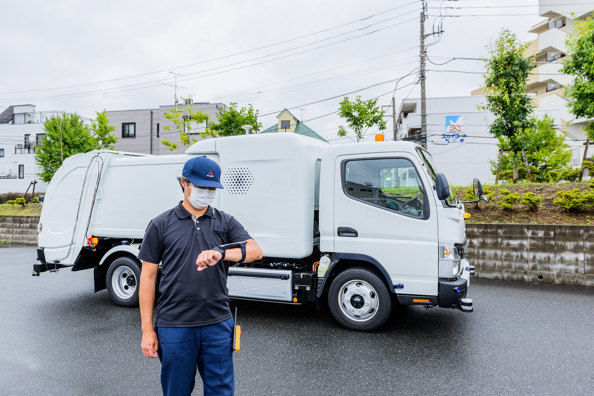 Der FUSO eCanter SensorCollect Konzept-Lkw kann fernübertragene Befehle sicher ausführen, z. B. dem Bediener folgen FUSO Future Innovation Lab: eCanter SensorCollect zeigt innovativen Entwicklungsansatz