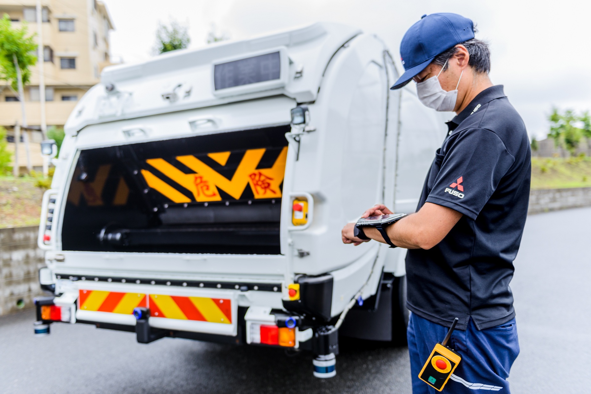 Der FUSO eCanter SensorCollect Konzept-Lkw kann fernübertragene Befehle sicher ausführen, z. B. dem Bediener folgen FUSO Future Innovation Lab: eCanter SensorCollect zeigt innovativen Entwicklungsansatz