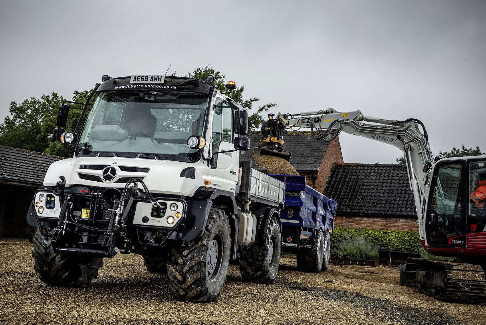 The gross combination weight of the U 530 is as much as 36 tonnes – here with a three-axle low-loader, which is suitable to transport machines like a compact digger, or with a tipper trailer for transporting soil. Luke Finney swears by the Unimog