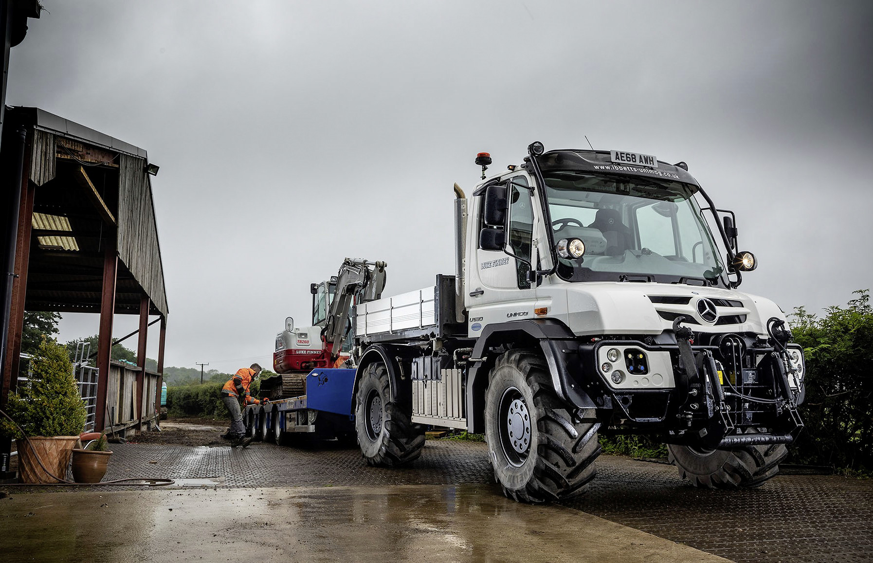 The gross combination weight of the U 530 is as much as 36 tonnes – here with a three-axle low-loader, which is suitable to transport machines like a compact digger, or with a tipper trailer for transporting soil. Luke Finney swears by the Unimog