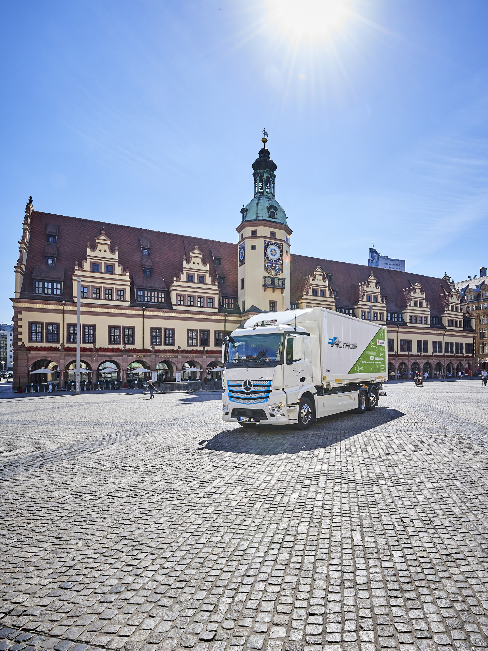 Locally CO2-neutral distribution transport for Leipzig: DB Schenker counts on the  Mercedes-Benz eActros