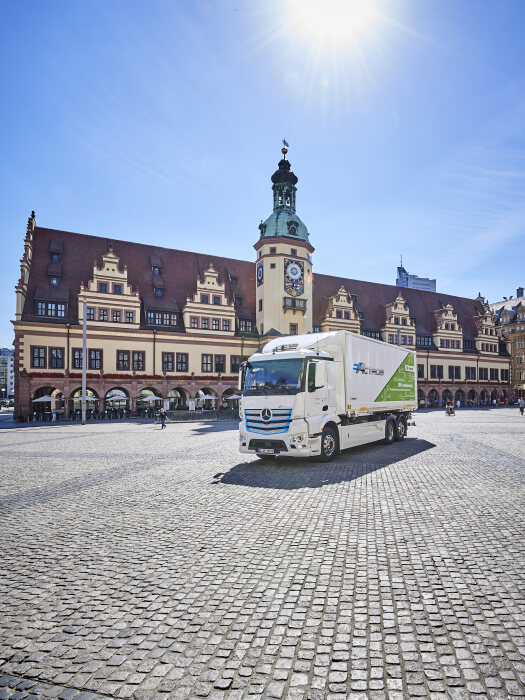 Locally CO2-neutral distribution transport for Leipzig: DB Schenker counts on the  Mercedes-Benz eActros