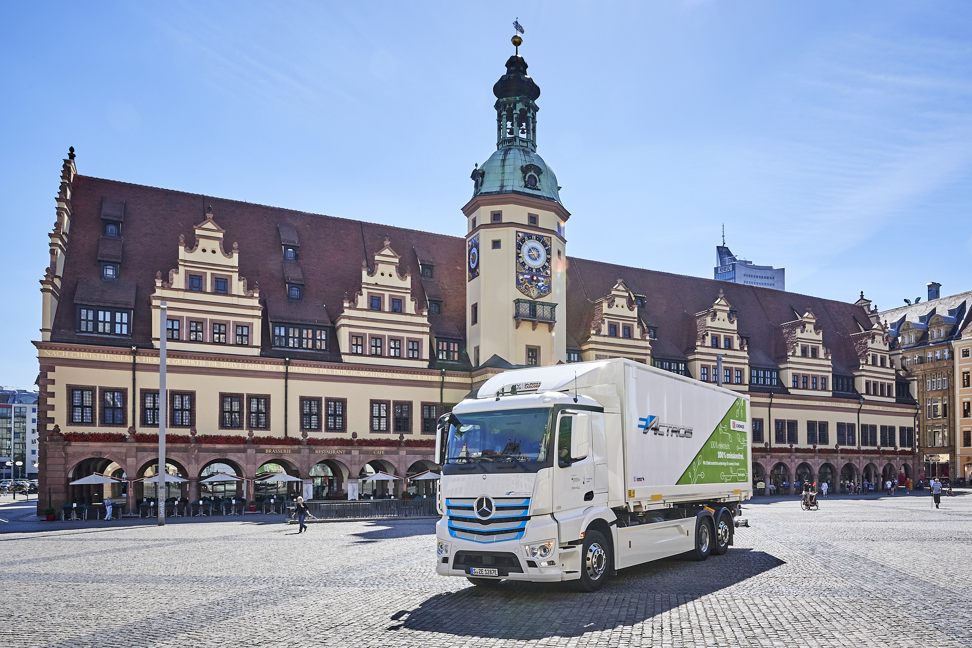 Lokal CO2-neutraler Verteilerverkehr für Leipzig: DB Schenker zählt auf  Mercedes-Benz eActros