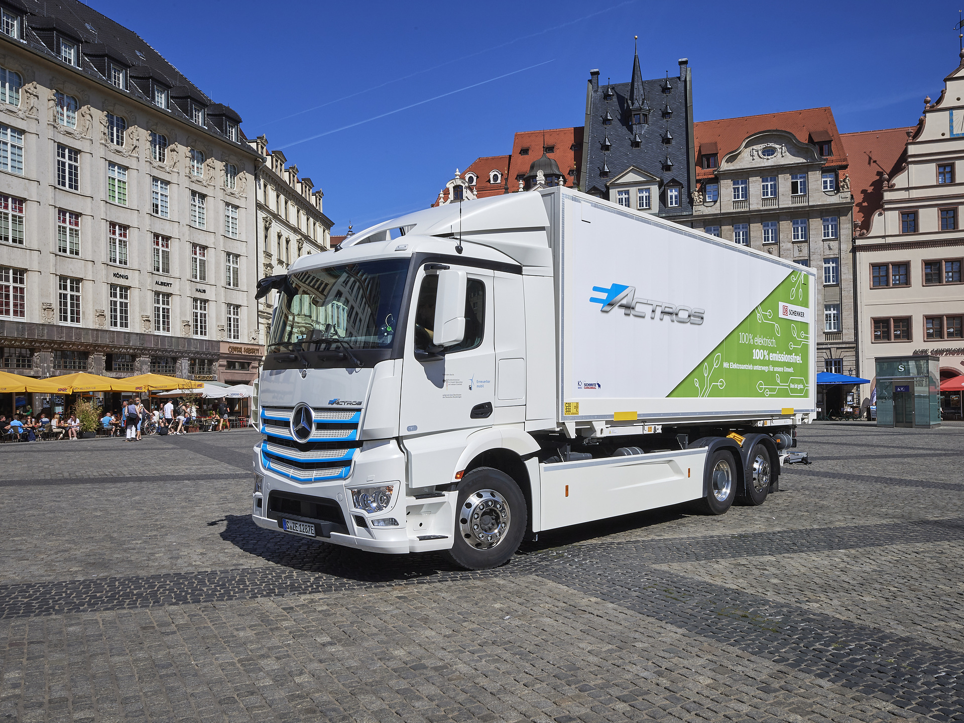 Lokal CO2-neutraler Verteilerverkehr für Leipzig: DB Schenker zählt auf  Mercedes-Benz eActros