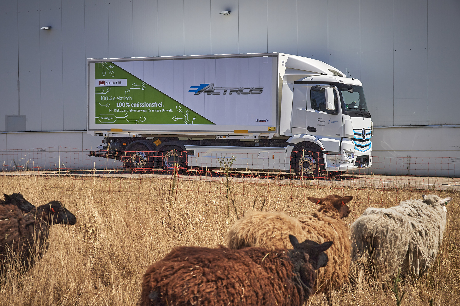 Lokal CO2-neutraler Verteilerverkehr für Leipzig: DB Schenker zählt auf  Mercedes-Benz eActros