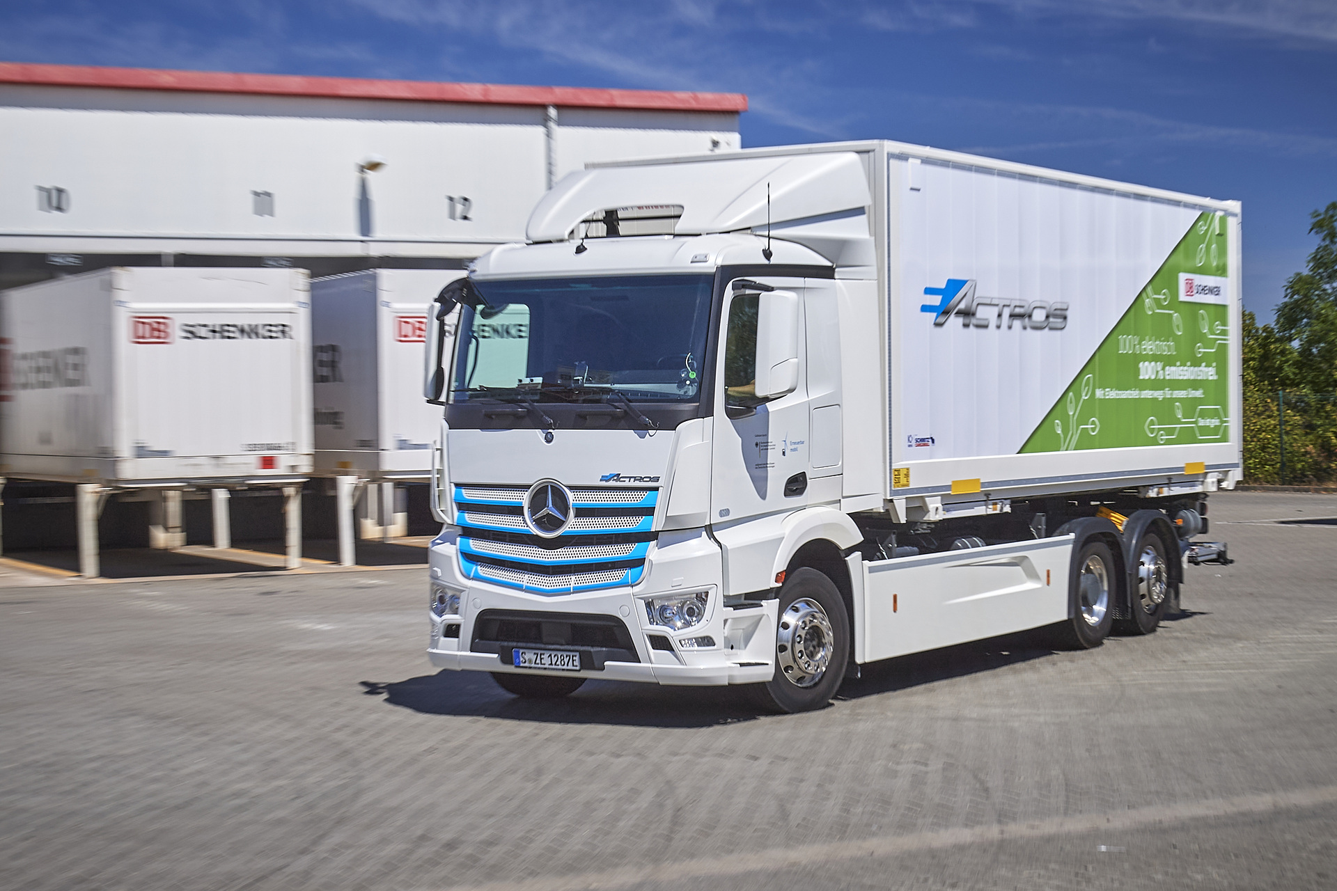 Locally CO2-neutral distribution transport for Leipzig: DB Schenker counts on the  Mercedes-Benz eActros