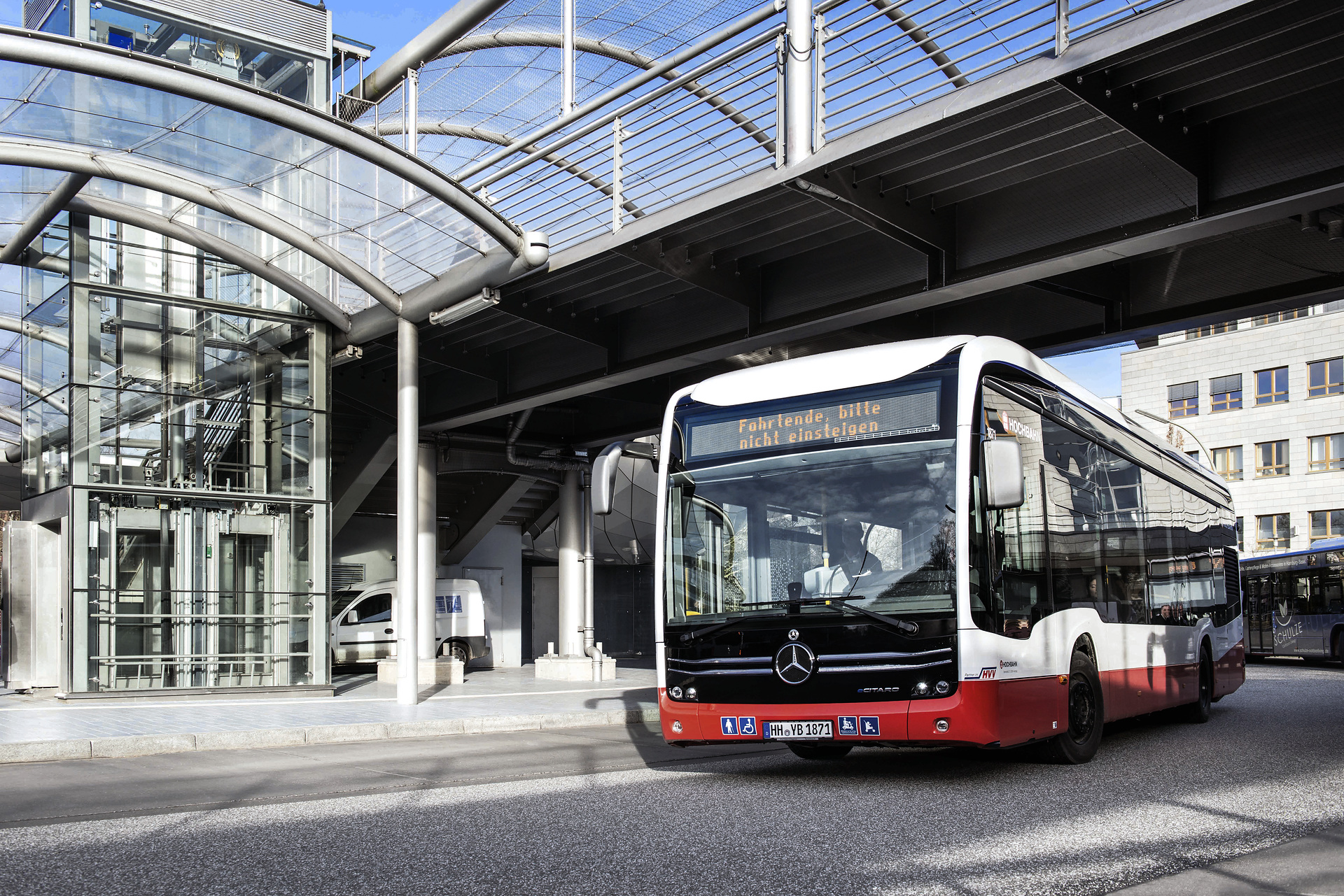 Hamburger Hochbahn AG hat einen Rahmenvertrag über bis zu 530 emissionsfreie Stadtbusse abgeschlossen Der Mercedes-Benz eCitaro elektrisiert Hamburg: Neues Rahmenabkommen über weitere Lieferungen an die Hamburger Hochbahn AG