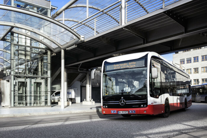 Der Mercedes-Benz eCitaro elektrisiert Hamburg: Neues Rahmenabkommen über weitere Lieferungen an die Hamburger Hochbahn AG