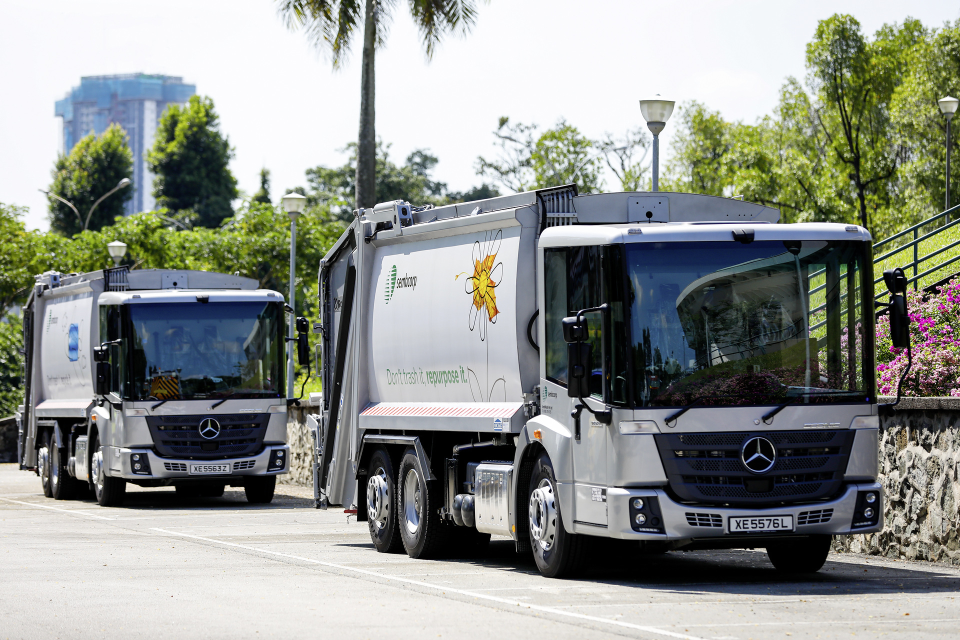 Entsorger Sembcorp baut Econic Flotte in Singapur aus. Mercedes-Benz Econic hilft beim Recycling in Singapur