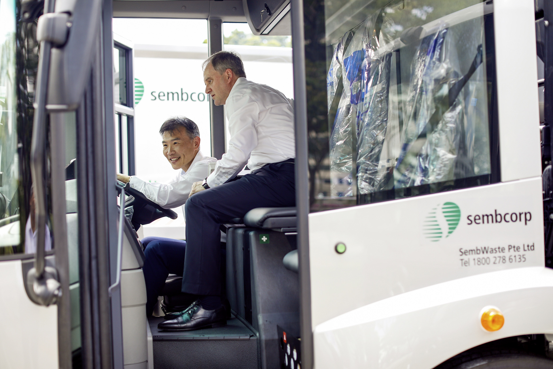Neo Hong Keat, Senior Vice President Waste Management von Sembcorp und Christoph Stemmer (Daimler Commercial Vehicles South East Asia) im ergonomisch gestalteten Econic-DirectVision-Fahrerhaus Mercedes-Benz Econic hilft beim Recycling in Singapur