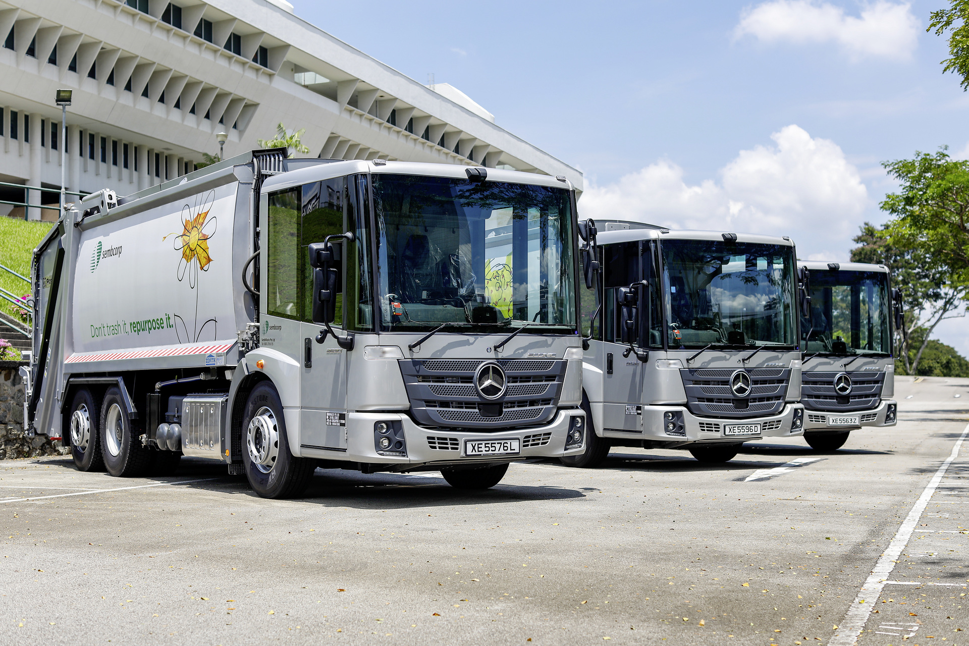 Entsorger Sembcorp baut Econic Flotte in Singapur aus. Mercedes-Benz Econic hilft beim Recycling in Singapur