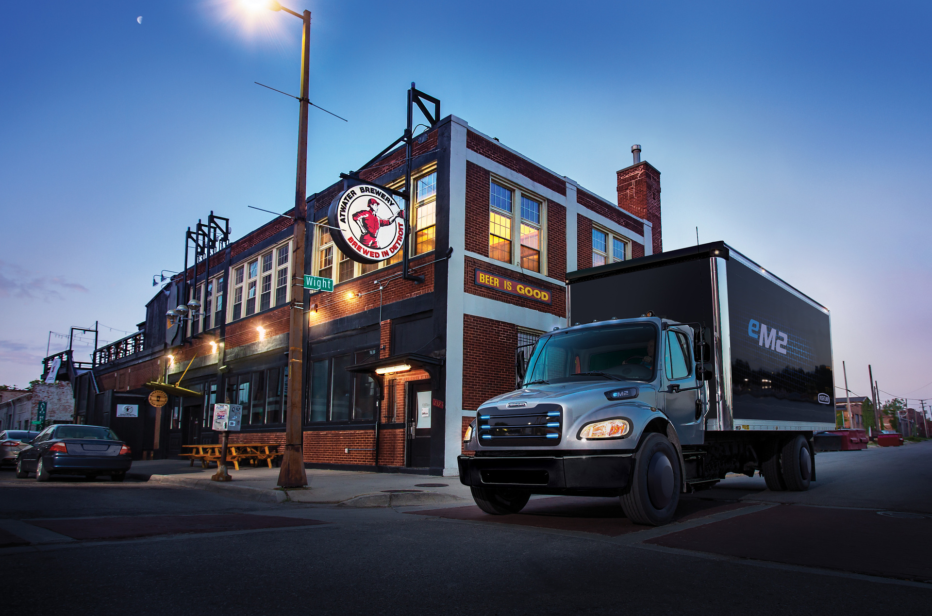 In the United States, the medium-duty Freightliner eM2 and the heavy-duty Freightliner eCascadia are also undergoing intensive field tests with customers. Electric vehicles from Daimler Trucks & Buses prove their capabilities in customer use worldwide: more than 7 million kilometers driven