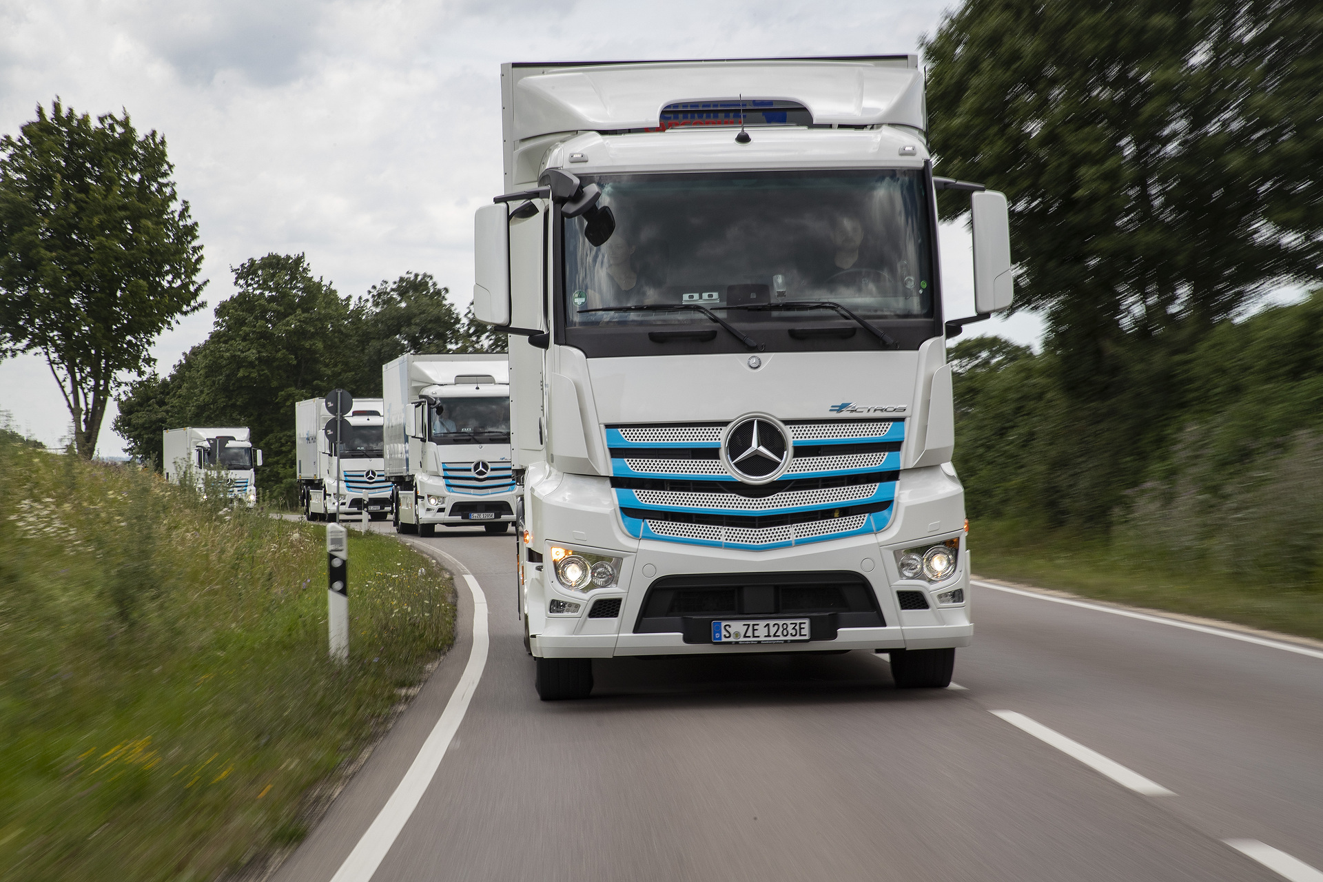 The heavy, battery-electric eActros is in intensive customer testing since 2018. The findings from these trials flow directly into the series development of the locally CO2-neutral e-truck for distribution in urban areas. The planned start of series production is in 2021. Electric vehicles from Daimler Trucks & Buses prove their capabilities in customer use worldwide: more than 7 million kilometers driven