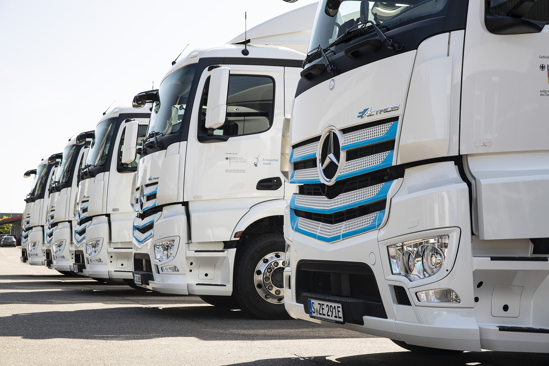 The heavy, battery-electric eActros is in intensive customer testing since 2018. The findings from these trials flow directly into the series development of the locally CO2-neutral e-truck for distribution in urban areas. The planned start of series production is in 2021. Electric vehicles from Daimler Trucks & Buses prove their capabilities in customer use worldwide: more than 7 million kilometers driven