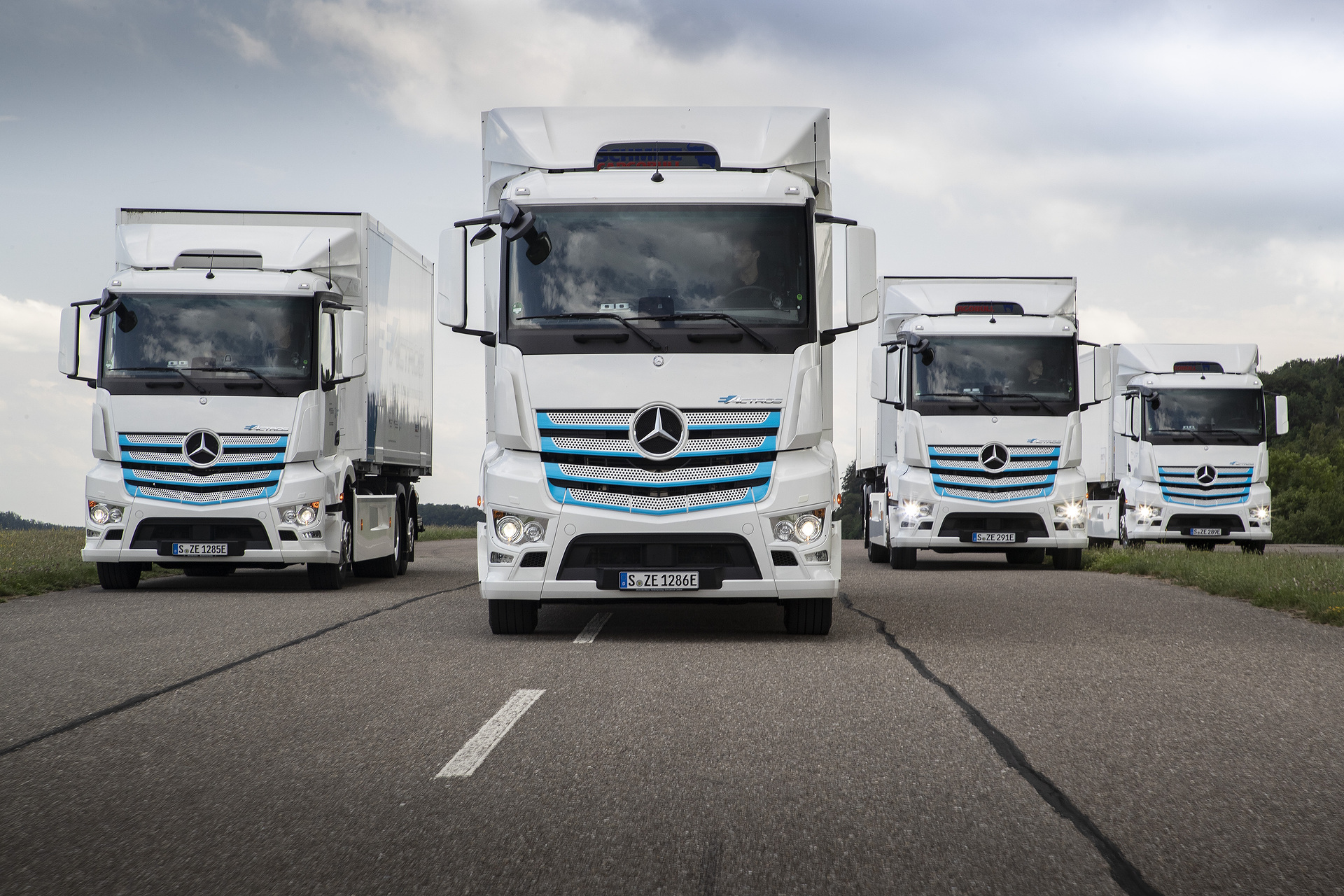 The heavy, battery-electric eActros is in intensive customer testing since 2018. The findings from these trials flow directly into the series development of the locally CO2-neutral e-truck for distribution in urban areas. The planned start of series production is in 2021. Electric vehicles from Daimler Trucks & Buses prove their capabilities in customer use worldwide: more than 7 million kilometers driven