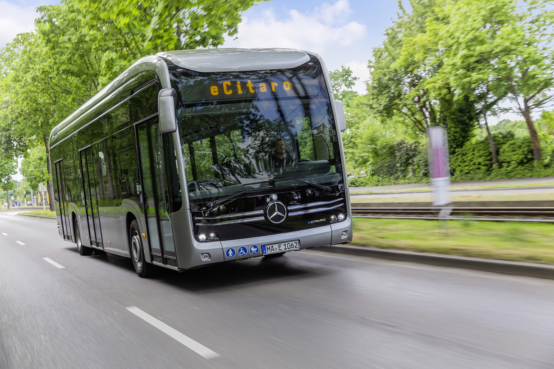 The all-electric Mercedes-Benz eCitaro, which has already been series-produced at the Mannheim facility since 2018, offers cities and public transport providers the opportunity to switch their fleets to locally emission-free driving. Electric vehicles from Daimler Trucks & Buses prove their capabilities in customer use worldwide: more than 7 million kilometers driven
