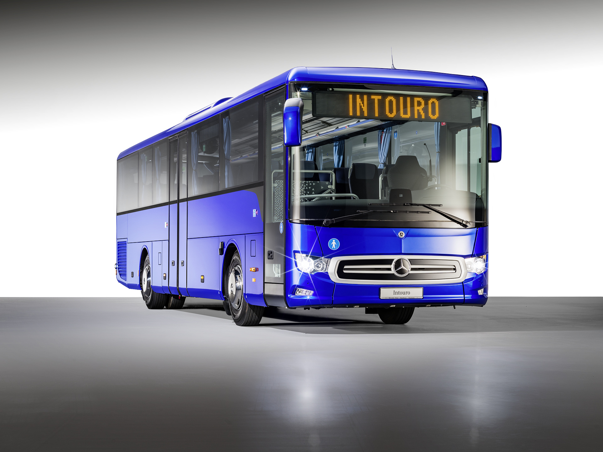 World premiere for Active Brake Assist 5 in buses: the new Mercedes-Benz Intouro overland bus is a benchmark for safety