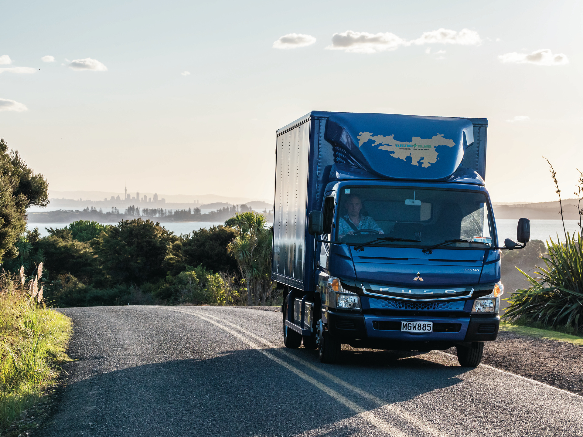 Der FUSO eCanter auf Weiheke Island, Neuseeland Elektrisch auf fünf Kontinenten: FUSO eCanter demonstriert Zukunft des urbanen Lieferverkehrs