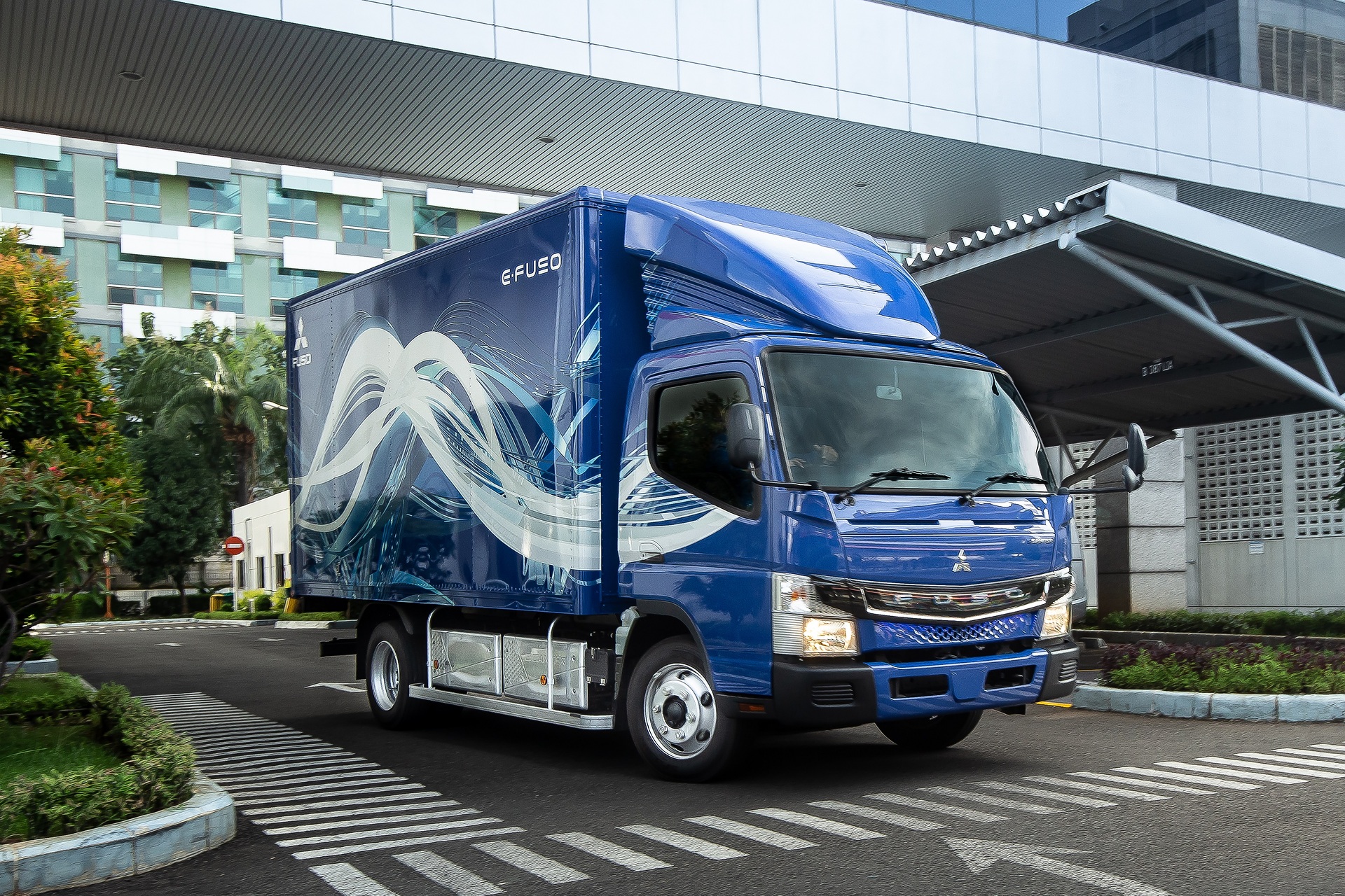 Der FUSO eCanter in Jakarta, Indonesien Elektrisch auf fünf Kontinenten: FUSO eCanter demonstriert Zukunft des urbanen Lieferverkehrs