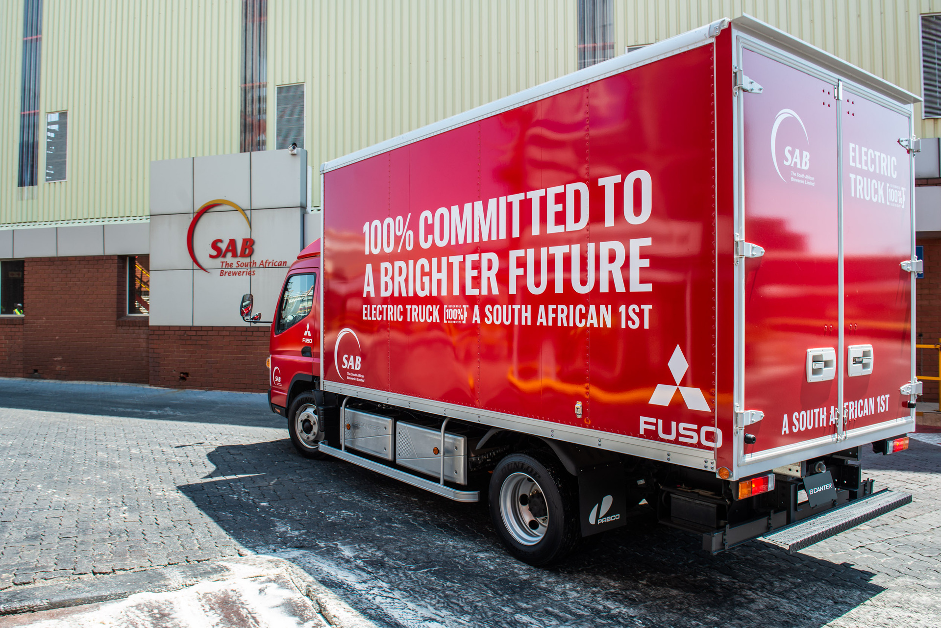 Der FUSO eCanter im Kundenversuch Elektrisch auf fünf Kontinenten: FUSO eCanter demonstriert Zukunft des urbanen Lieferverkehrs