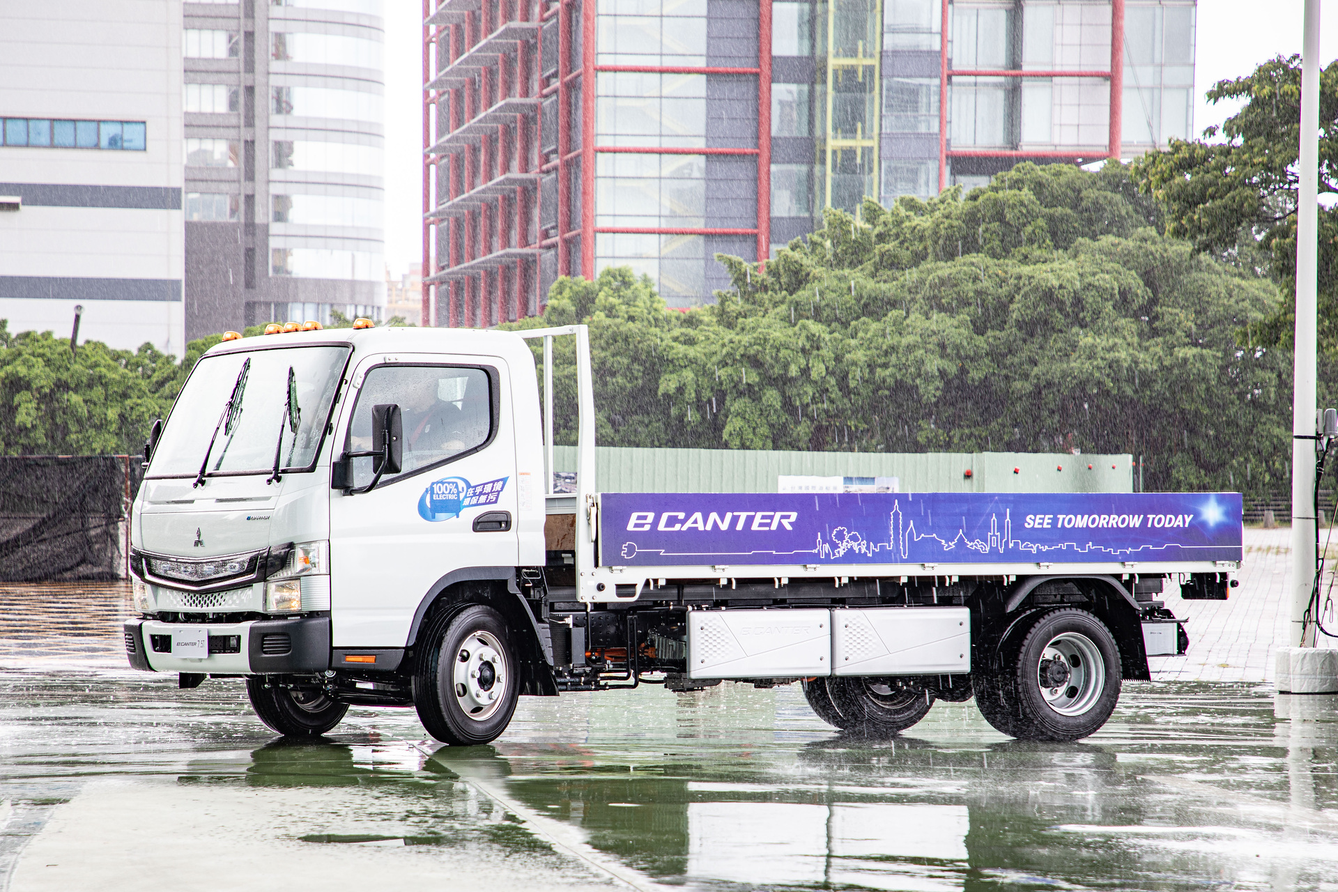 Der FUSO eCanter während einer Testfahrt auf der CV Expo in Taipei (Taiwan, China) Elektrisch auf fünf Kontinenten: FUSO eCanter demonstriert Zukunft des urbanen Lieferverkehrs