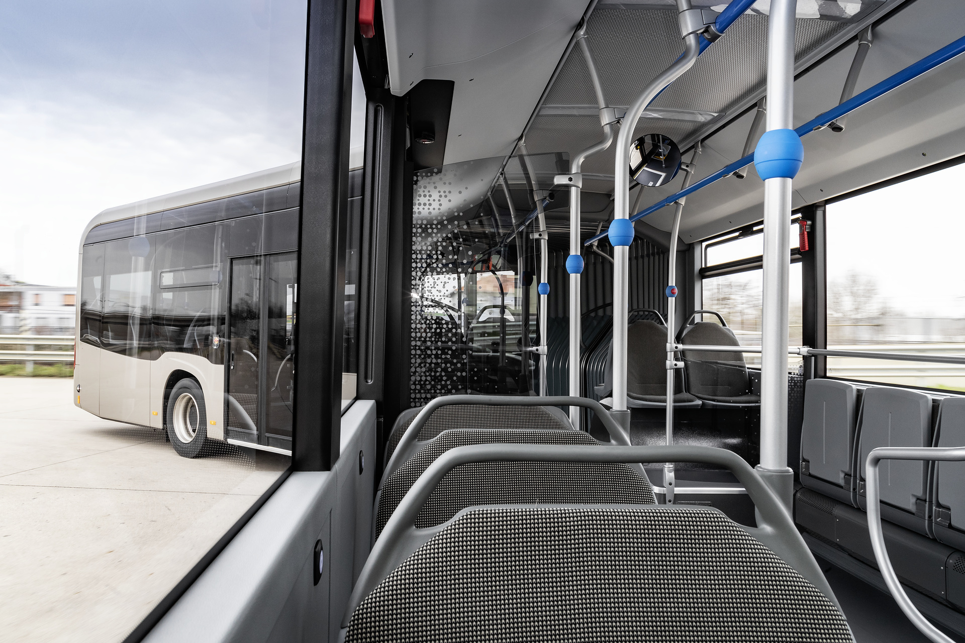 Mercedes-Benz eCitaro G mit vollelektrischem Antrieb, Interieur, Sitzbezüge: rauchgrau, Beförderungskapazität: 1/157, 2 x elektrischer Radnabenmotor, 2 x 125 kW, 2 x 485 Nm, 7 Festkörperbatterien, 63 kWh pro F estkörperbatterie, Preventive Brake Assist, Sideguard Assist, LED-Scheinwerfer, Länge/Breite/Höhe: 18.125 /2.550/3.400 mm Mercedes-Benz eCitaro G