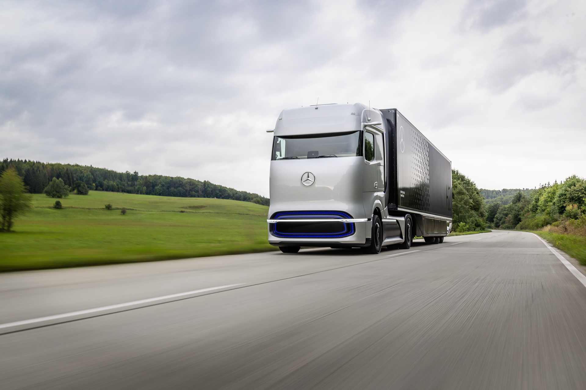 Einfaches Tanken an der Tankstelle: Linde und Daimler Truck AG kooperieren bei Flüssigwasserstoff-Betankungstechnologie für Lkw