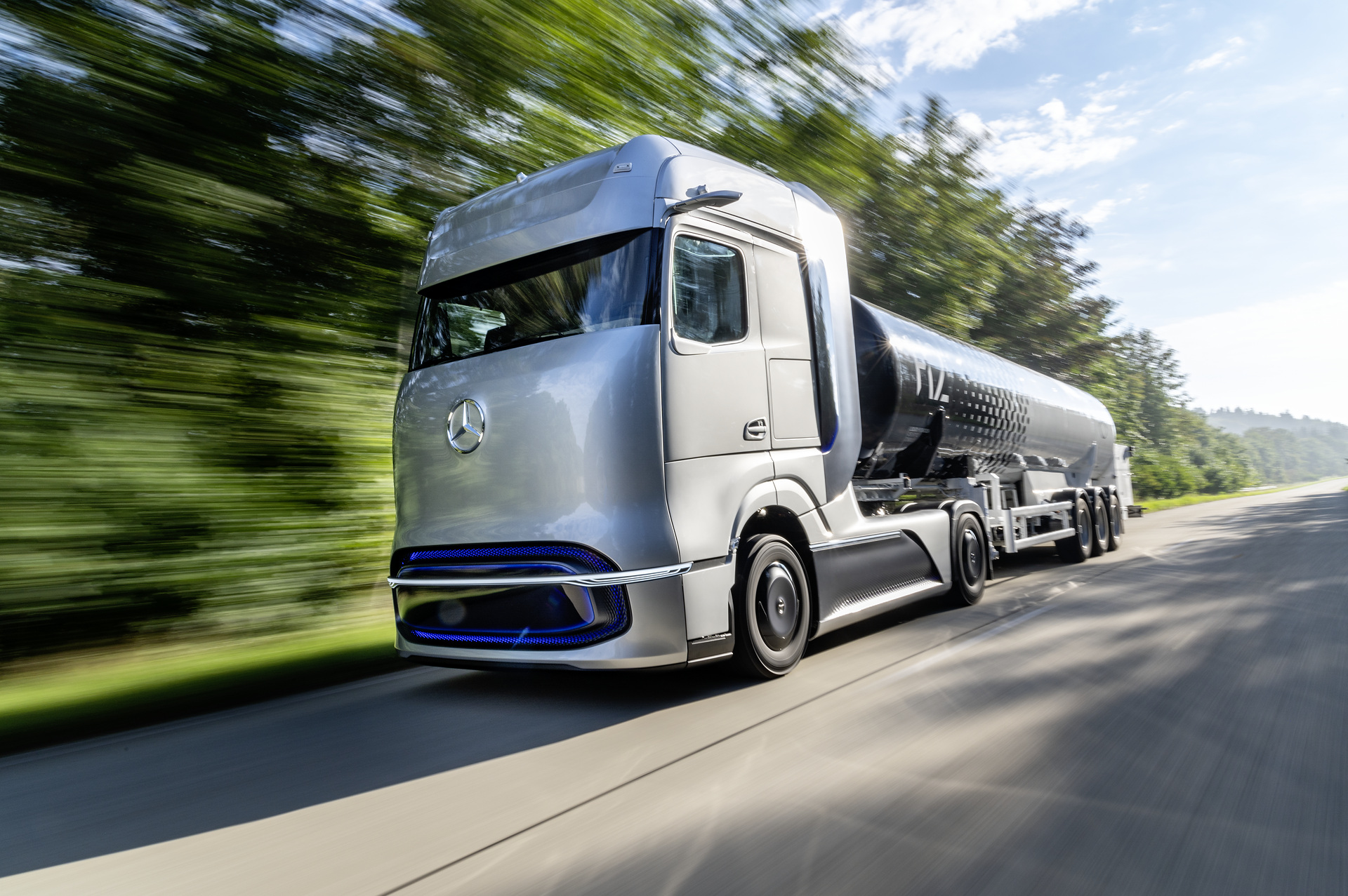 Einfaches Tanken an der Tankstelle: Linde und Daimler Truck AG kooperieren bei Flüssigwasserstoff-Betankungstechnologie für Lkw