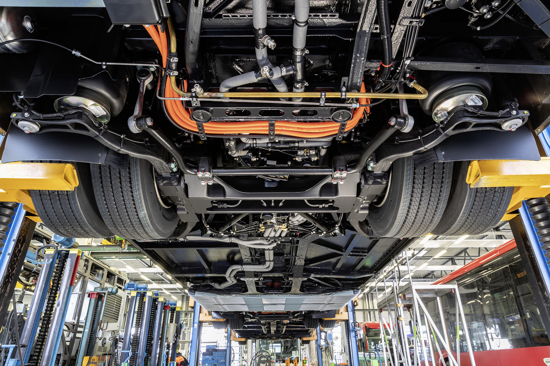 Mercedes-Benz eCitaro G with all-electric drive, exterior, smoke silver metallic, 2 x electric hub motor, 2 x 125 kW, 2 x 485 Nm, 7 solid-state batteries, 63 kWh per solid-state battery, Preventive Brake Assist, Sideguard Assist, LED headlamps, length/width/height: 18.125 /2550/3400 mm, passenger capacity: 1/157. Mercedes-Benz eCitaro G