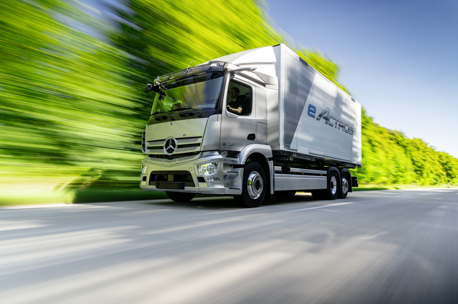 Mercedes-Benz Werk Wörth startet Serienproduktion des eActros in 2021