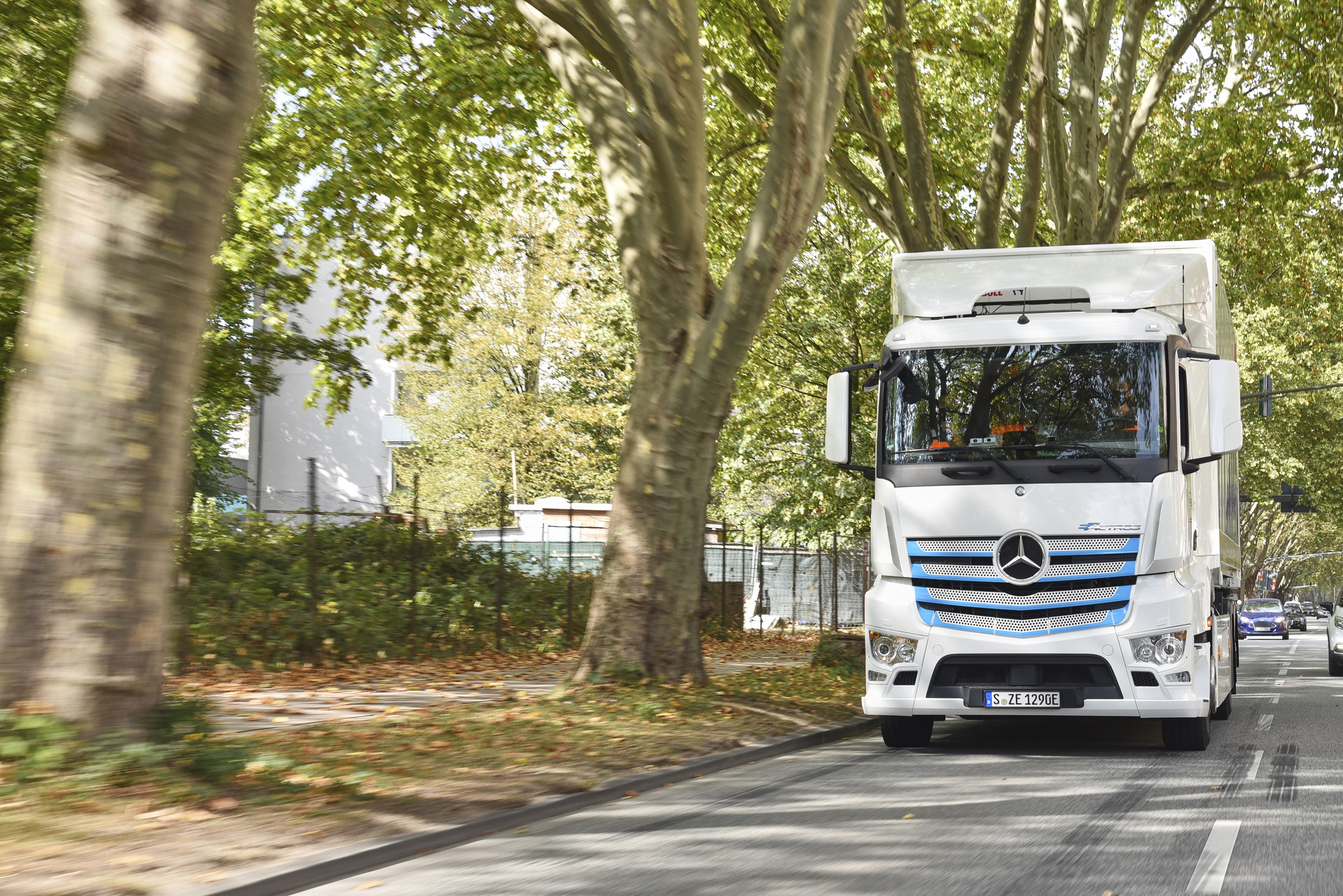 Zweite eActros Testphase nimmt weiter Fahrt auf: Mercedes-Benz E-Lkw startet bei Remondis in Köln