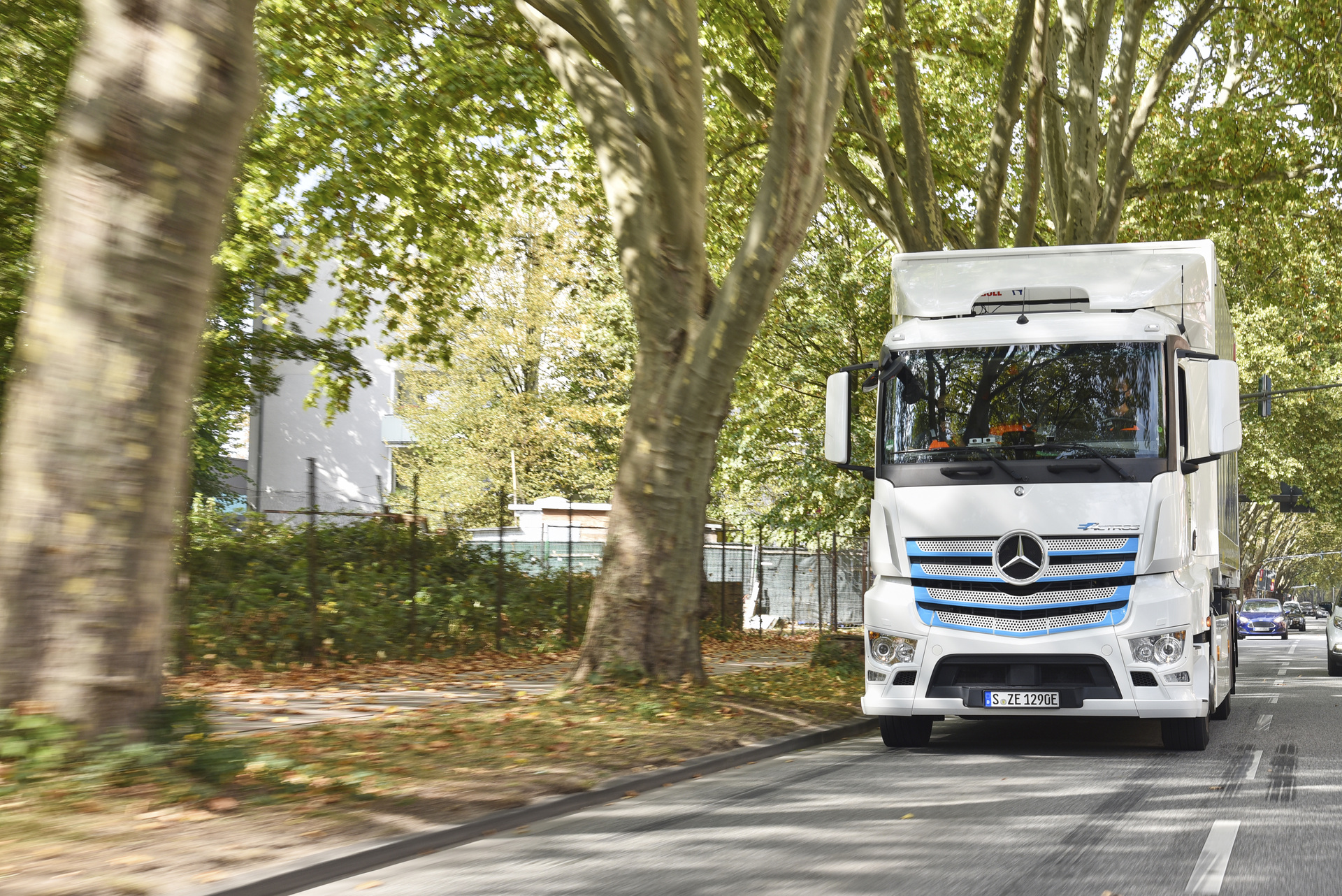 Second eActros test phase gathers speed:  Mercedes-Benz electric truck starts work at Remondis in Cologne