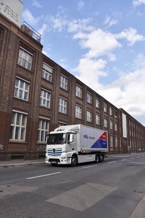 Second eActros test phase gathers speed:  Mercedes-Benz electric truck starts work at Remondis in Cologne