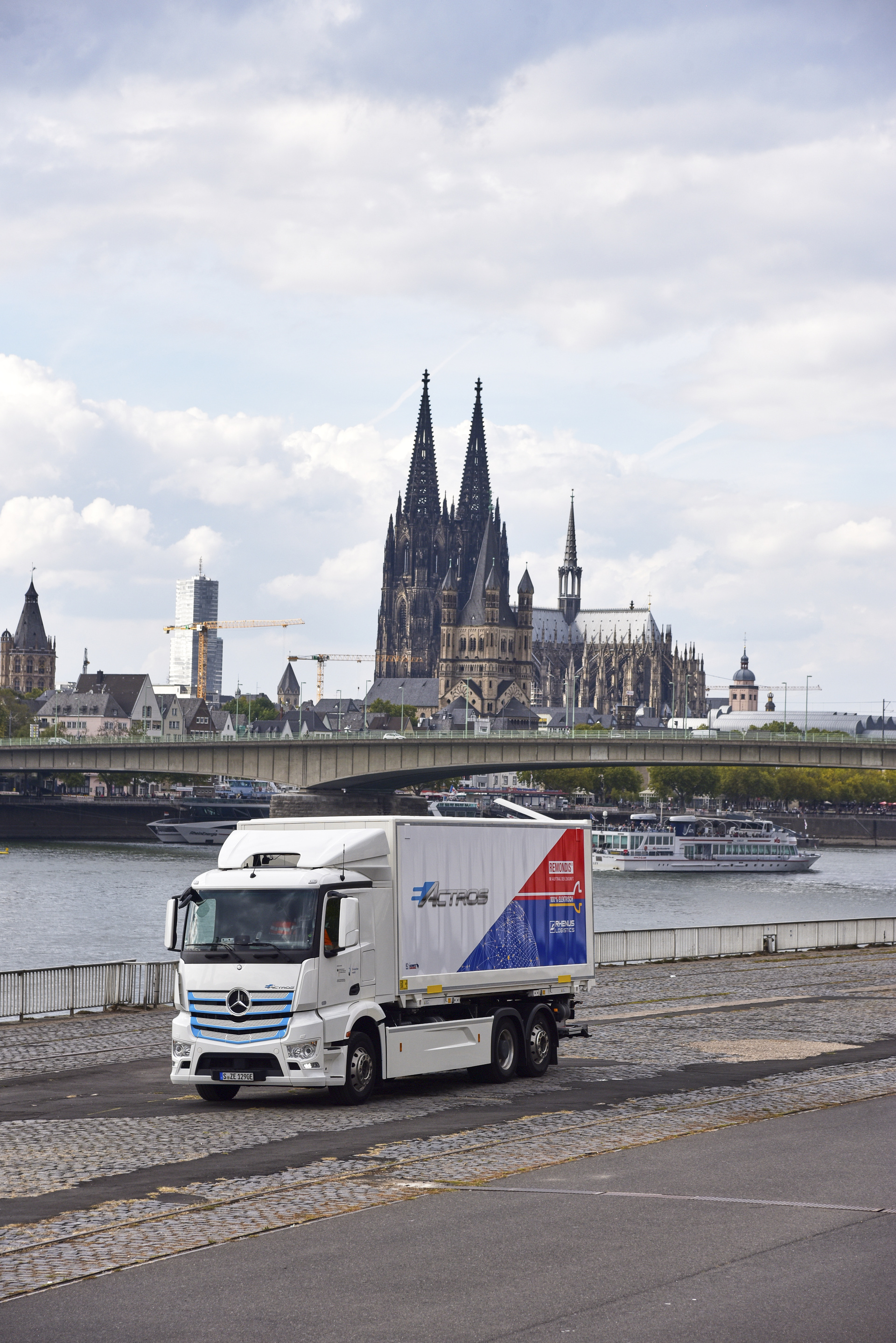 Zweite eActros Testphase nimmt weiter Fahrt auf: Mercedes-Benz E-Lkw startet bei Remondis in Köln