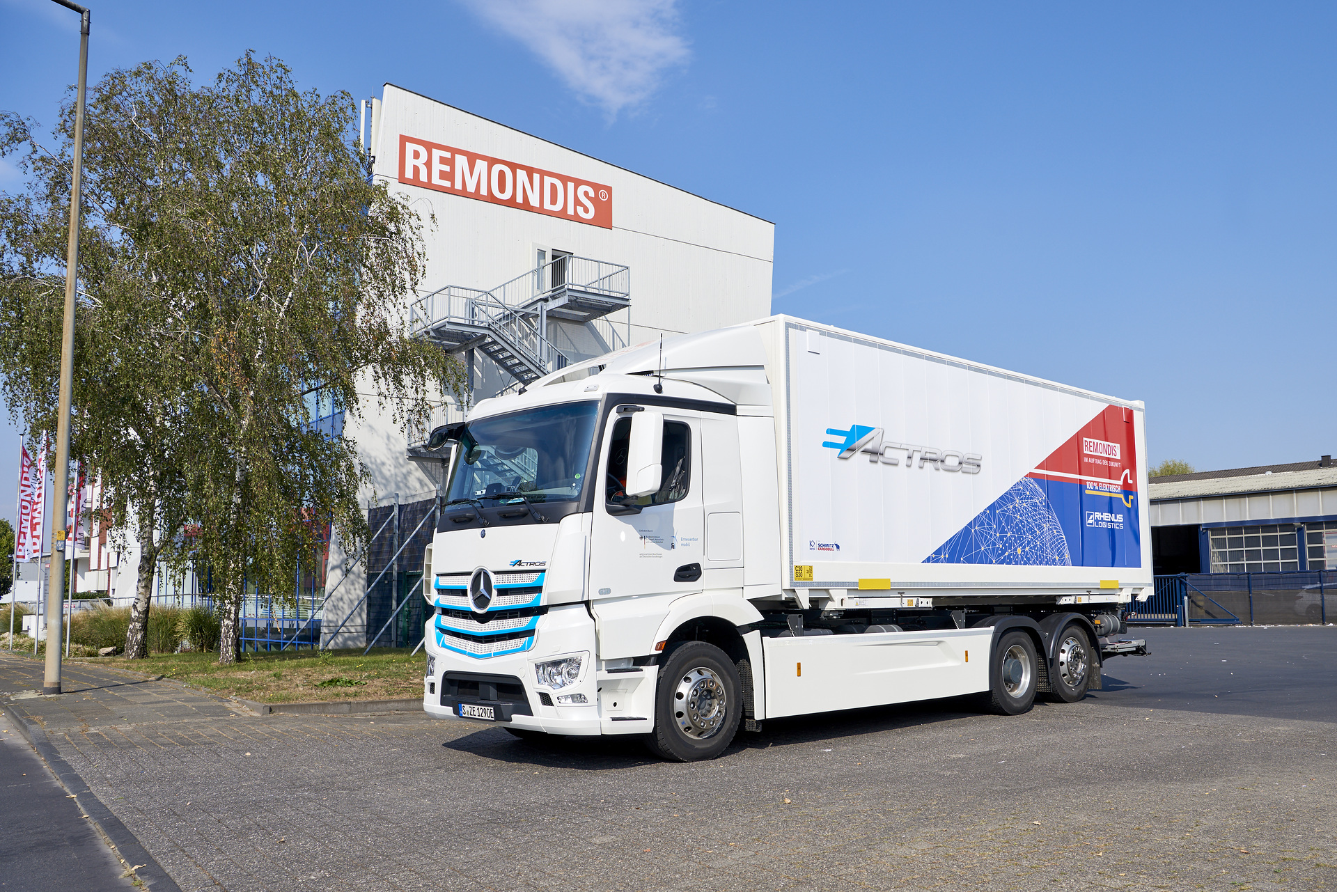 Second eActros test phase gathers speed:  Mercedes-Benz electric truck starts work at Remondis in Cologne