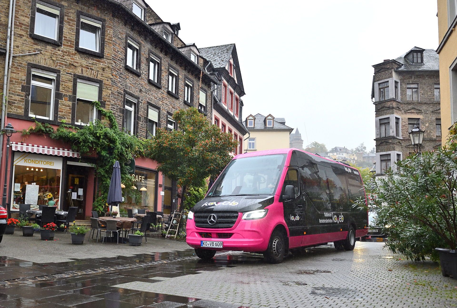 Wenn es eng wird ist Größe gefragt: Die teilweise sehr engen Straßenabschnitte meistert der Sprinter City 75 mit Leichtigkeit. Minibusse als Teil der Koblenzer Nahverkehrswende
