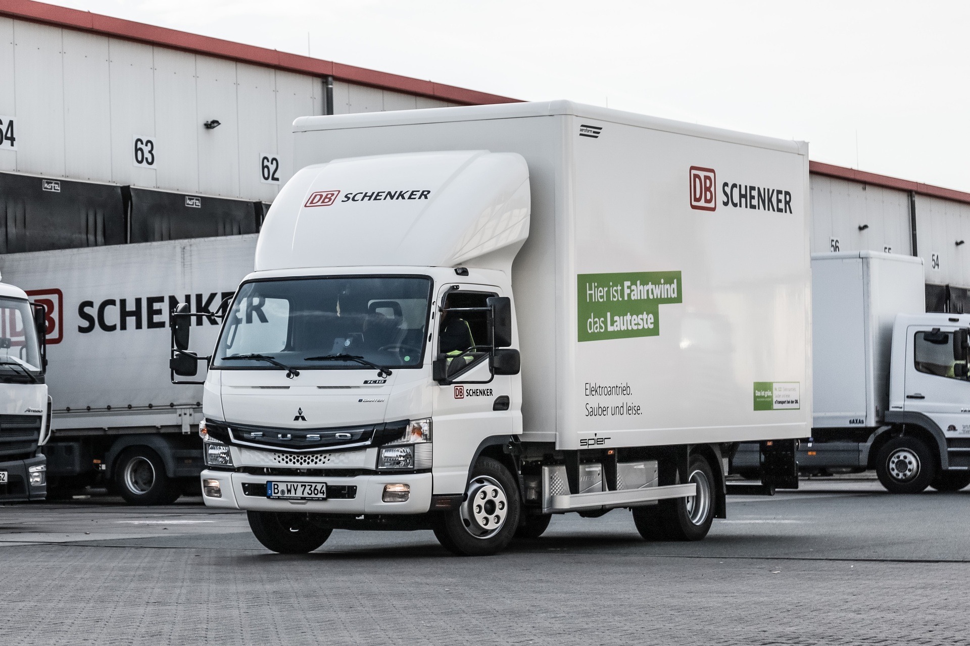 Grüne Lieferketten für Europa: DB Schenker erweitert Elektro-Flotte um 36 neue FUSO eCanter Grüne Lieferketten für Europa: DB Schenker erweitert Elektro-Flotte um 36 neue FUSO eCanter