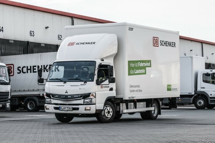 Grüne Lieferketten für Europa: DB Schenker erweitert Elektro-Flotte um 36 neue FUSO eCanter