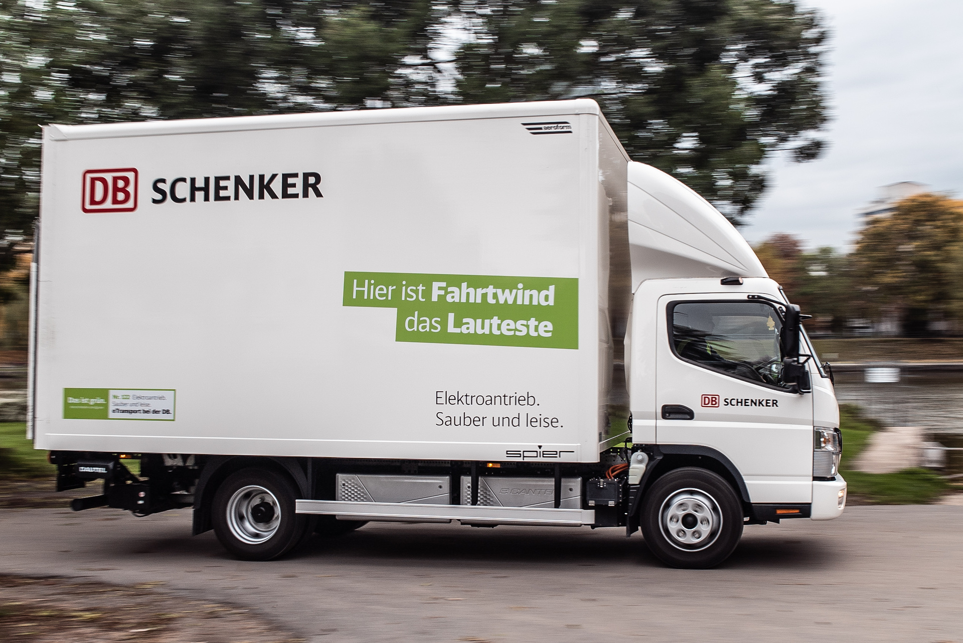 Grüne Lieferketten für Europa: DB Schenker erweitert Elektro-Flotte um 36 neue FUSO eCanter Grüne Lieferketten für Europa: DB Schenker erweitert Elektro-Flotte um 36 neue FUSO eCanter