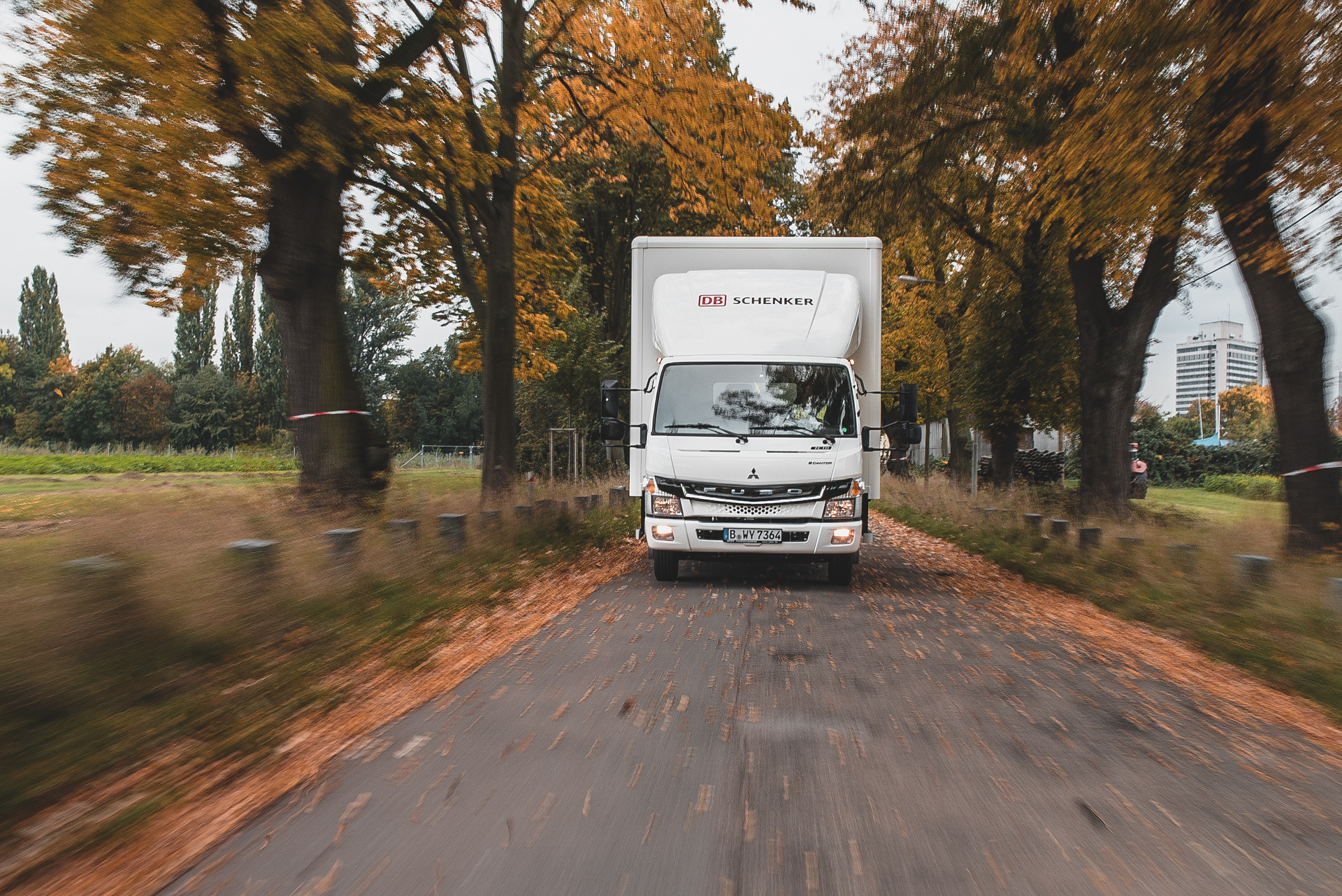 Grüne Lieferketten für Europa: DB Schenker erweitert Elektro-Flotte um 36 neue FUSO eCanter Grüne Lieferketten für Europa: DB Schenker erweitert Elektro-Flotte um 36 neue FUSO eCanter