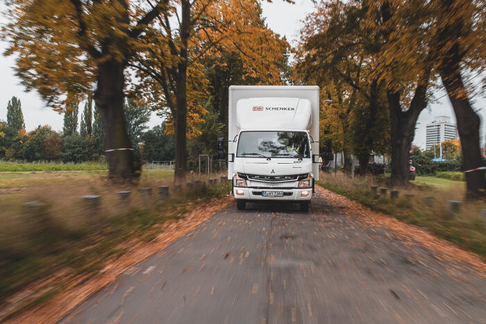 Grüne Lieferketten für Europa: DB Schenker erweitert Elektro-Flotte um 36 neue FUSO eCanter