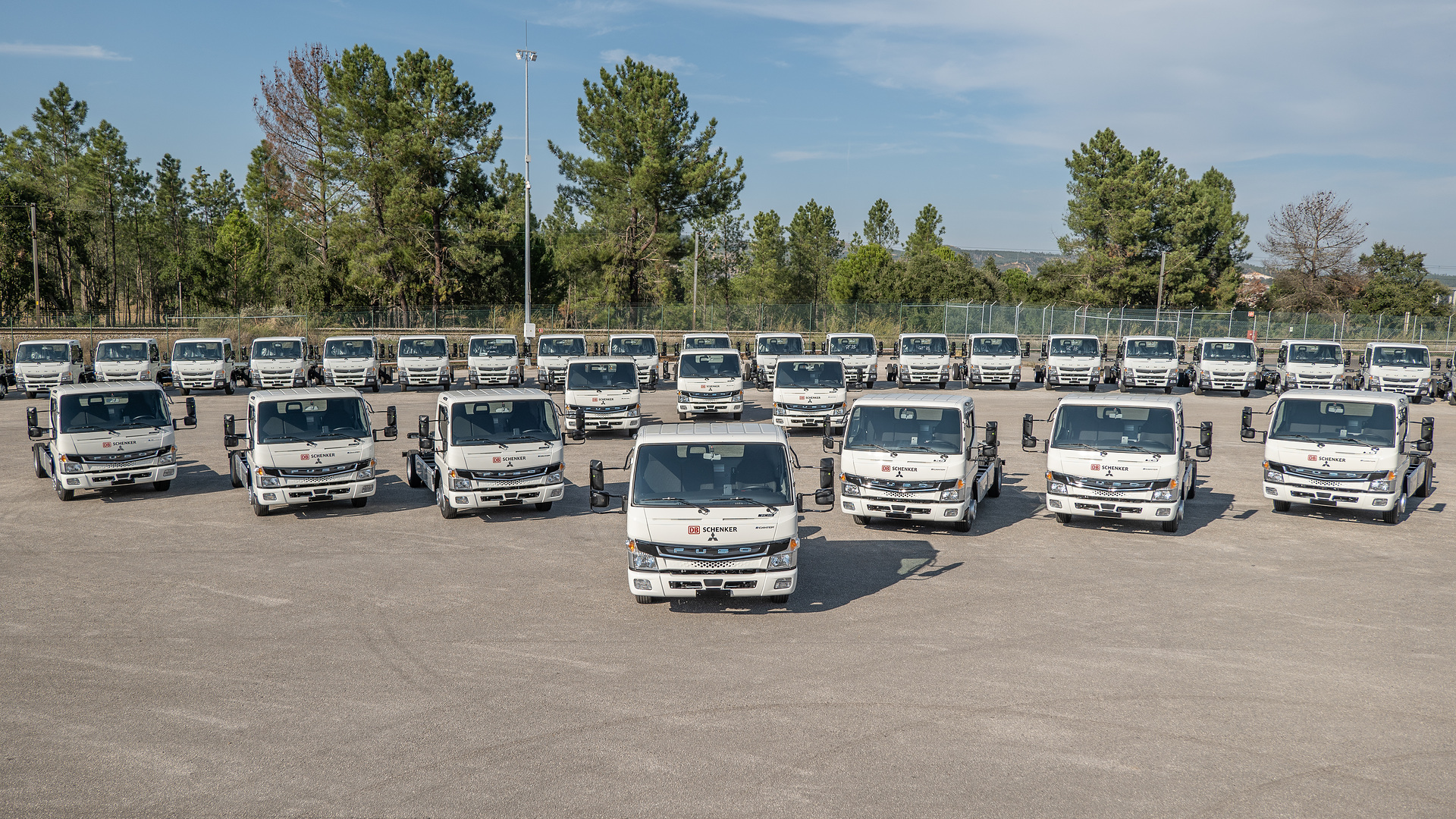 Grüne Lieferketten für Europa: DB Schenker erweitert Elektro-Flotte um 36 neue FUSO eCanter Grüne Lieferketten für Europa: DB Schenker erweitert Elektro-Flotte um 36 neue FUSO eCanter