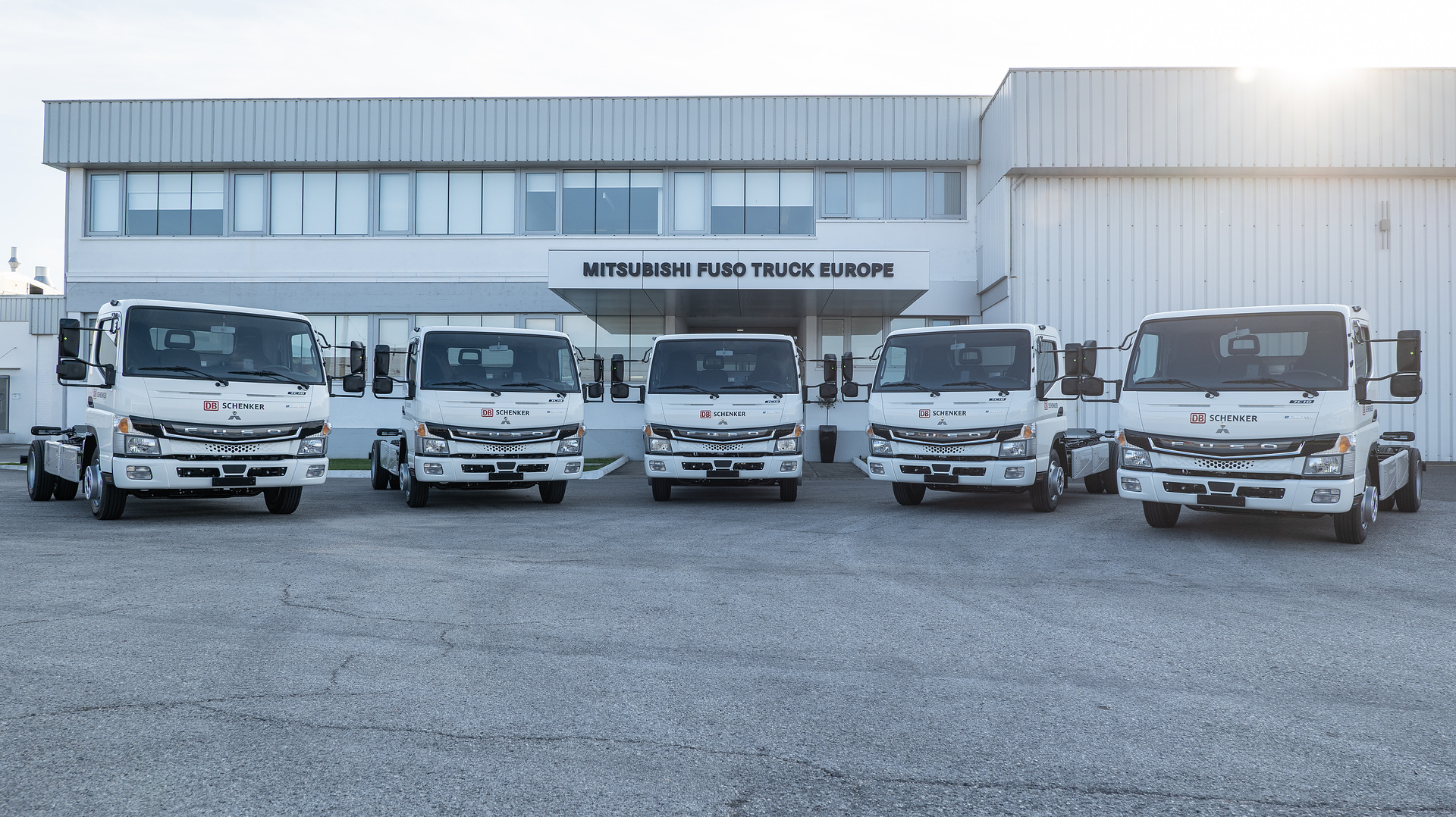 Grüne Lieferketten für Europa: DB Schenker erweitert Elektro-Flotte um 36 neue FUSO eCanter Grüne Lieferketten für Europa: DB Schenker erweitert Elektro-Flotte um 36 neue FUSO eCanter
