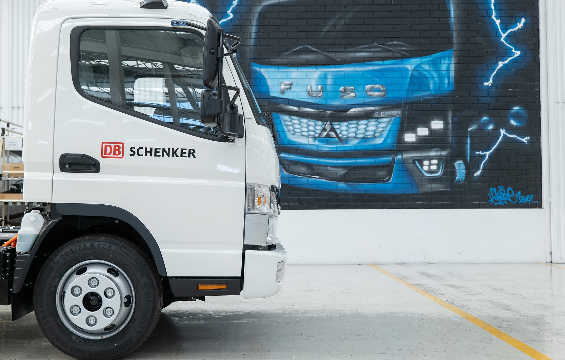 Grüne Lieferketten für Europa: DB Schenker erweitert Elektro-Flotte um 36 neue FUSO eCanter Grüne Lieferketten für Europa: DB Schenker erweitert Elektro-Flotte um 36 neue FUSO eCanter