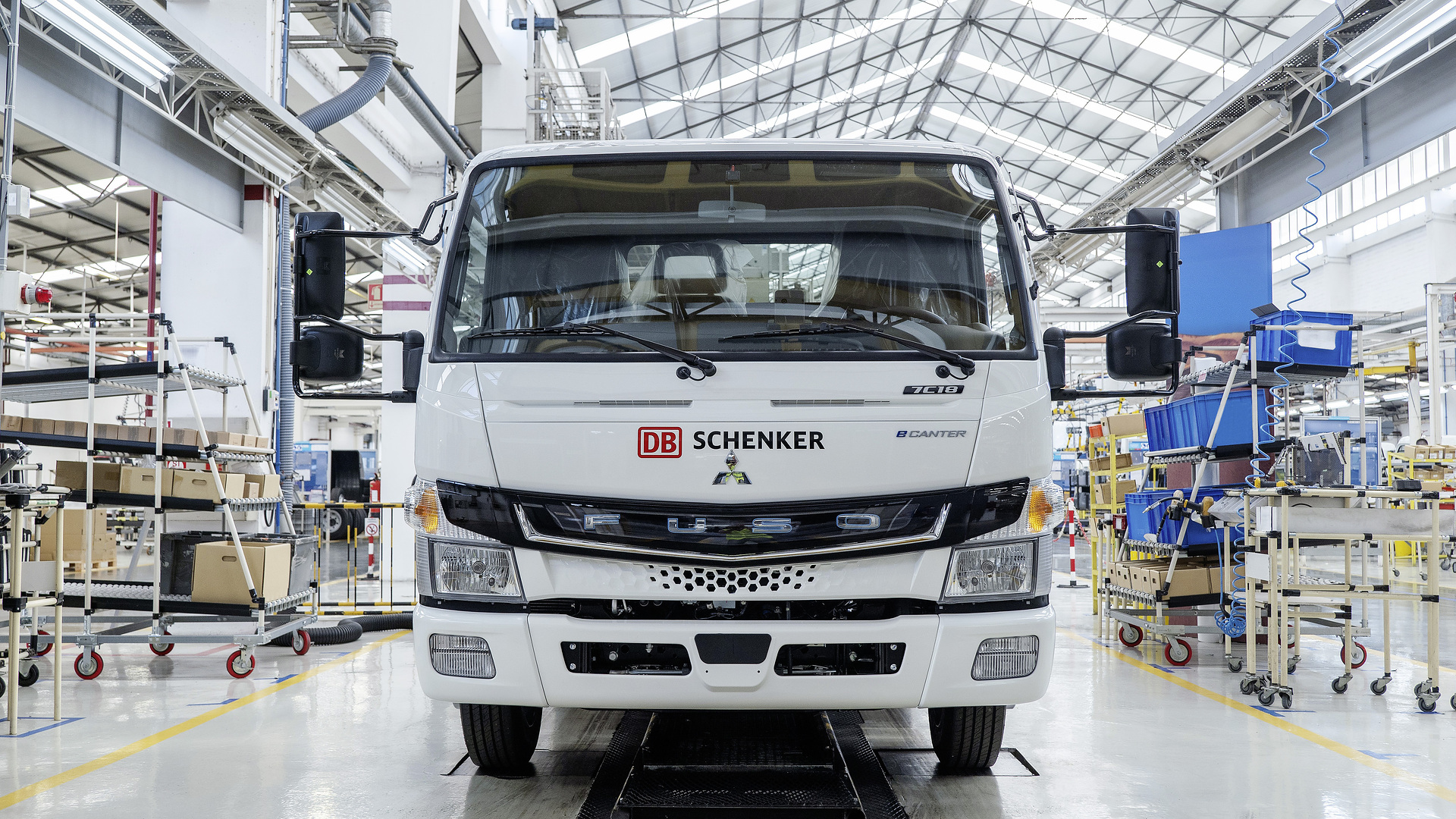 Grüne Lieferketten für Europa: DB Schenker erweitert Elektro-Flotte um 36 neue FUSO eCanter Grüne Lieferketten für Europa: DB Schenker erweitert Elektro-Flotte um 36 neue FUSO eCanter