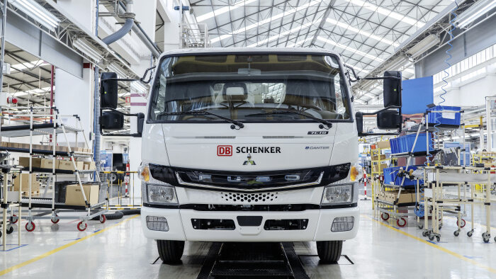 Grüne Lieferketten für Europa: DB Schenker erweitert Elektro-Flotte um 36 neue FUSO eCanter