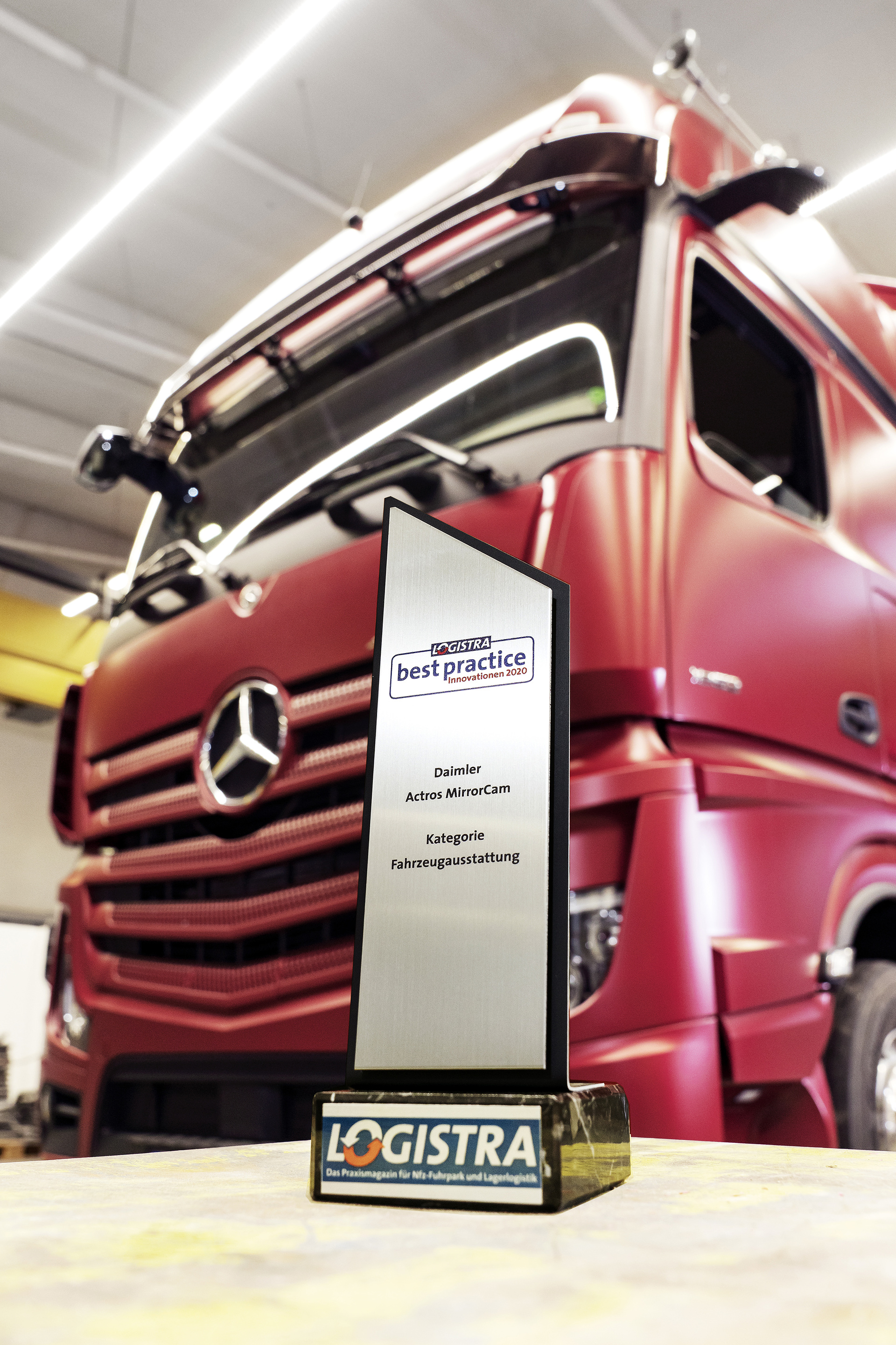 Erneut gewinnt die MirrorCam von Mercedes-Benz Lkw einen Preis. Bei der Leserwahl „best practice: Innovationen“ würdigt das Fachmagazin LOGISTRA technische, unternehmerische und geistige Innovationen in der Intralogistik und der Nutzfahrzeugbranche. Weiterer Innovation-Award für die MirrorCam von Mercedes-Benz Lkw