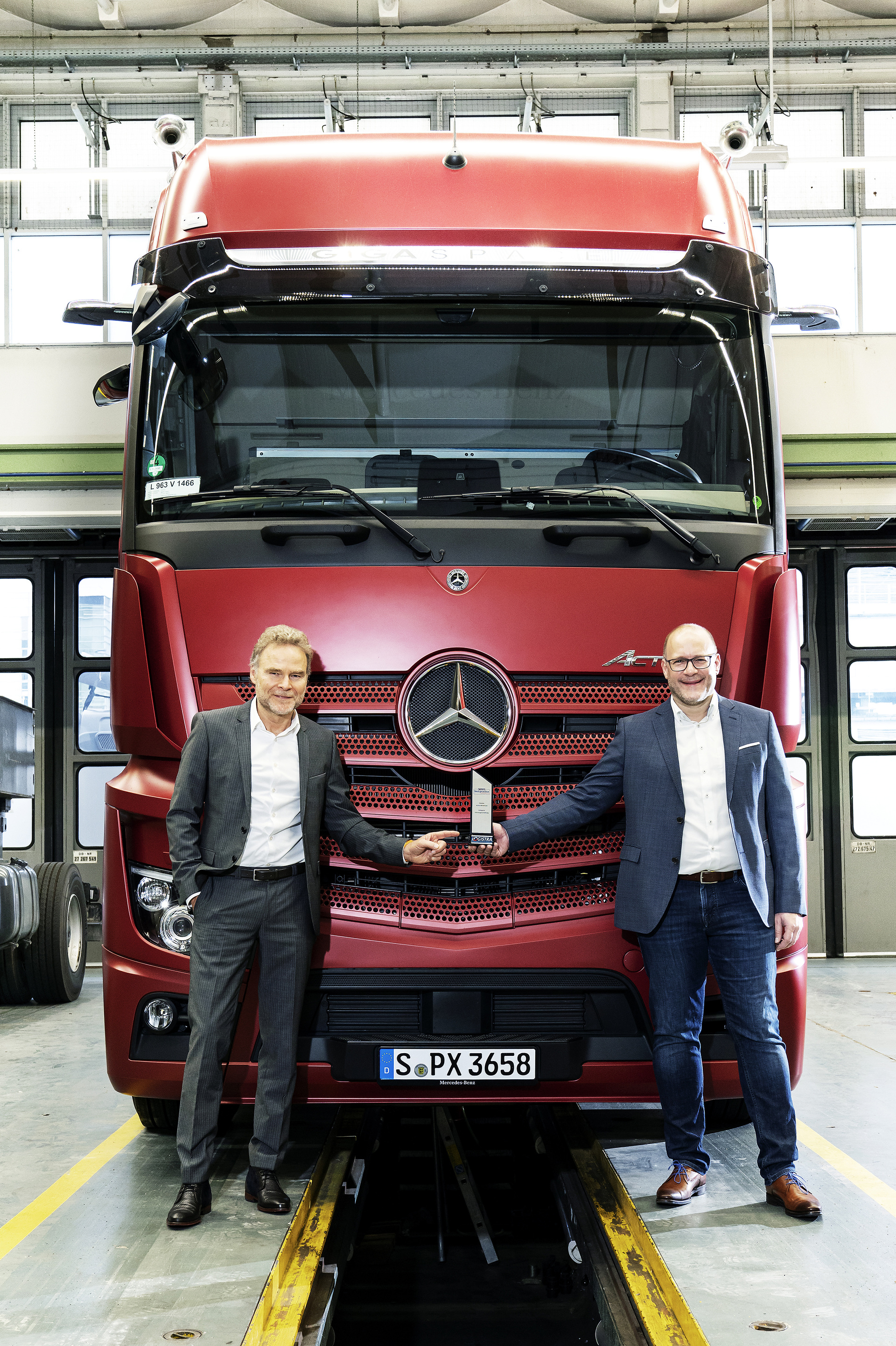 Erneut gewinnt die MirrorCam von Mercedes-Benz Lkw einen Preis. Bei der Leserwahl „best practice: Innovationen“ würdigt das Fachmagazin LOGISTRA technische, unternehmerische und geistige Innovationen in der Intralogistik und der Nutzfahrzeugbranche. Prof. Dr Uwe Baake, Entwicklungschef von Mercedes-Benz Lkw (links im Bild), und Stephan Kramb, Projektleiter für die Entwicklung der MirrorCam, nahmen den Preis entgegen. Weiterer Innovation-Award für die MirrorCam von Mercedes-Benz Lkw
